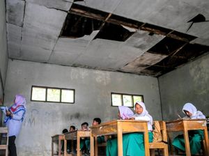 Gedung Sekolah Roboh, Ratusan Siswa MTs Lebak Belajar di Masjid