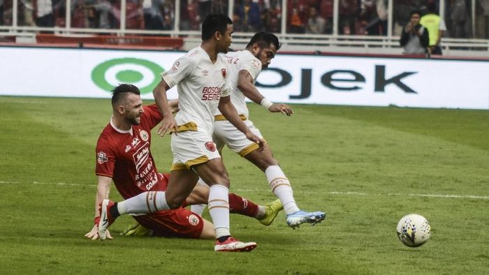 Pemain PSM Makassar Zulham Zamrun (paling kanan) kesal diganti saat menghadapi Persija Jakarta. (Foto: Fakhri Hermansyah/Antara)