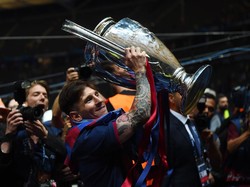 Manusia rekor plus bergelimang gelar juara. Selama ini Lionel Messi telah membuat kagum penggemar sepakbola manapun dengan rekor-rekornya dan pengaruhnya di Barcelona dalam memenangi 34 titel juara. Keunikan Messi bertambah karena dia hanya memperkuat satu klub saja, yang di masa sepakbola modern kini menjadi barang langka. Foto: Laurence Griffiths / Getty Images