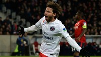 Mantan bek Brasil, Maxwell, tercatat sebagai pemain dengan raihan trofi terbanyak di level klub. Berkarier selama 17 tahun, Maxwell memenangi 37 gelar juara di Cruizeiro, Ajax, Inter Milan, Barcelona, dan PSG. Dia pensiun di usia 36 tahun usai meninggalkan PSG pada 2017. Foto: Denis Charlet / AFP