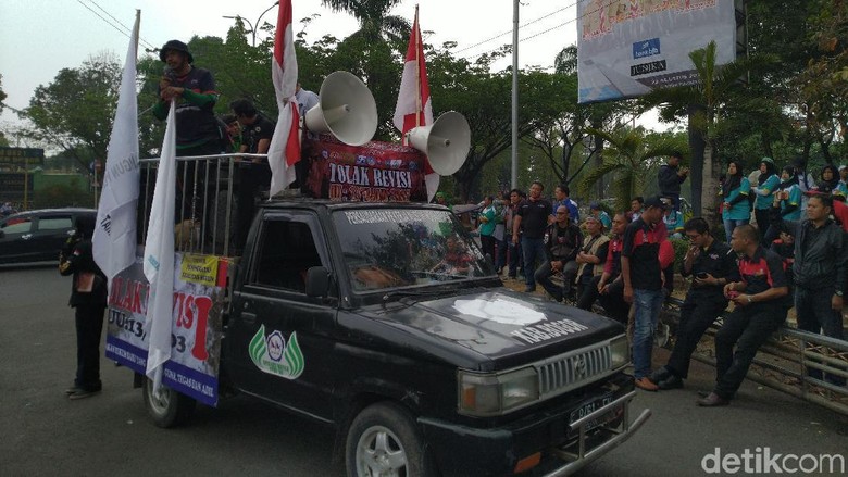 Buruh Demo di Kantor Bupati Bogor, Tolak Revisi UU Ketenagakerjaan