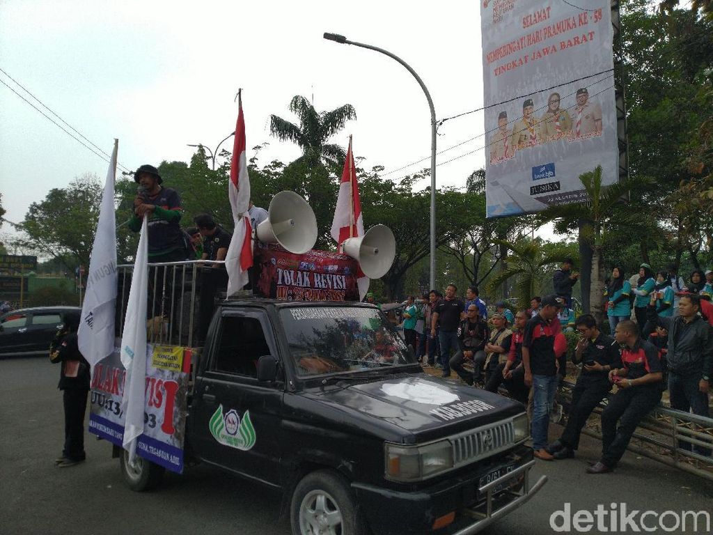 Buruh Demo di Kantor Bupati Bogor, Tolak Revisi UU Ketenagakerjaan Buruh Demo di Kantor Bupati Bogor, Tolak Revisi UU Ketenagakerjaan