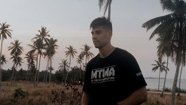 Delano menikmati pemandangan alam di Bangka