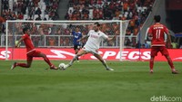 Persija membuat ancaman di menit ke-15 lewat aksi individu Riko Simanjuntak. Setelah menggiring bola dari belakang ke tengah, Riko melepaskan umpan terobosan ke arah Marko Simic, namun bola lebih dekat ke kiper Rivky Mokodompit.