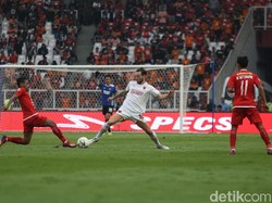 Persija membuat ancaman di menit ke-15 lewat aksi individu Riko Simanjuntak. Setelah menggiring bola dari belakang ke tengah, Riko melepaskan umpan terobosan ke arah Marko Simic, namun bola lebih dekat ke kiper Rivky Mokodompit.