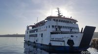 Foto: Bukan Akuarium, Ini Pelabuhan Berair Jernih di Kupang