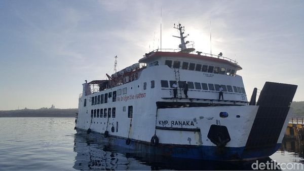 Foto: Bukan Akuarium, Ini Pelabuhan Berair Jernih di Kupang