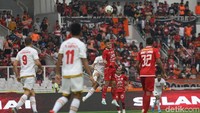 Macan Kemayoran mengambil inisiatif serangan di awal babak kedua.