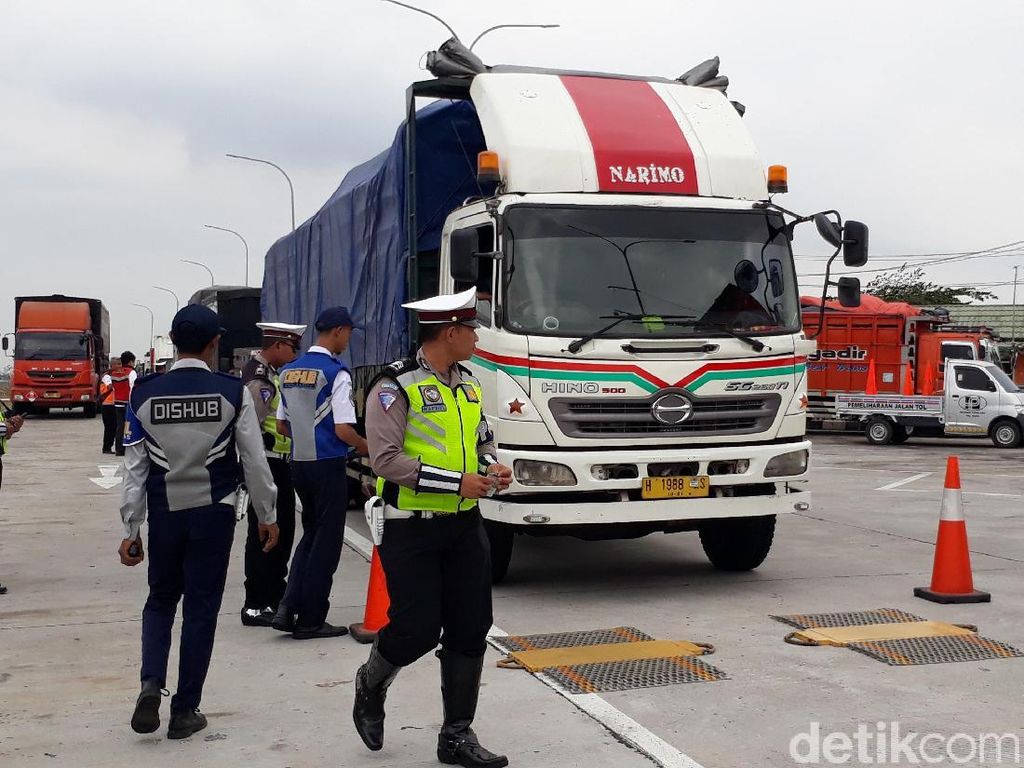 Razia Odol Digelar di Tol Pejagan-Pemalang, Puluhan Truk Ditilang Razia Odol Digelar di Tol Pejagan-Pemalang, Puluhan Truk Ditilang