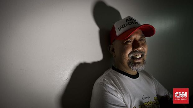 Indrodjojo Kusumonegoro atau Indro Warkop saat berkunjung ke kantor redaksi CNNIndonesia.com di Jakarta, Senin (26/8). CNN Indonesia/Mundri Winanto