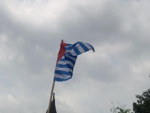 Gelar Aksi, Mahasiswa Papua Bernyanyi di Depan Istana
