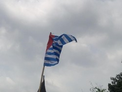 Gelar Aksi, Mahasiswa Papua Bernyanyi di Depan Istana