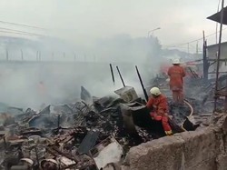 Kebakaran di Dekat Stasiun Rawa Buaya Padam, KRL Normal Lagi