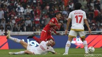 Persija terus menekan di sisa waktu, namun tak ada yang berbuah gol.