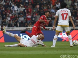 Persija terus menekan di sisa waktu, namun tak ada yang berbuah gol.