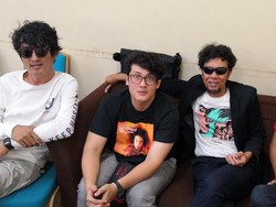 The Upstairs Gabung Dilarang Menyanyi di Kamar Mandi