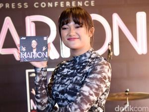 Marion Jola Pose Menggoda dengan Rambut Panjang, Nino RAN: Botakin Dong! Marion Jola Pose Menggoda dengan Rambut Panjang, Nino RAN: Botakin Dong!