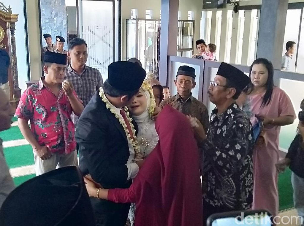 Mempelai Pria Jadi Tahanan, Pasangan Ini Menikah di Mapolres Demak Mempelai Pria Jadi Tahanan, Pasangan Ini Menikah di Mapolres Demak