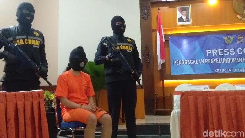 Simpan Narkoba dalam Bra, Perempuan Ini Ditangkap di Bandara Yogya