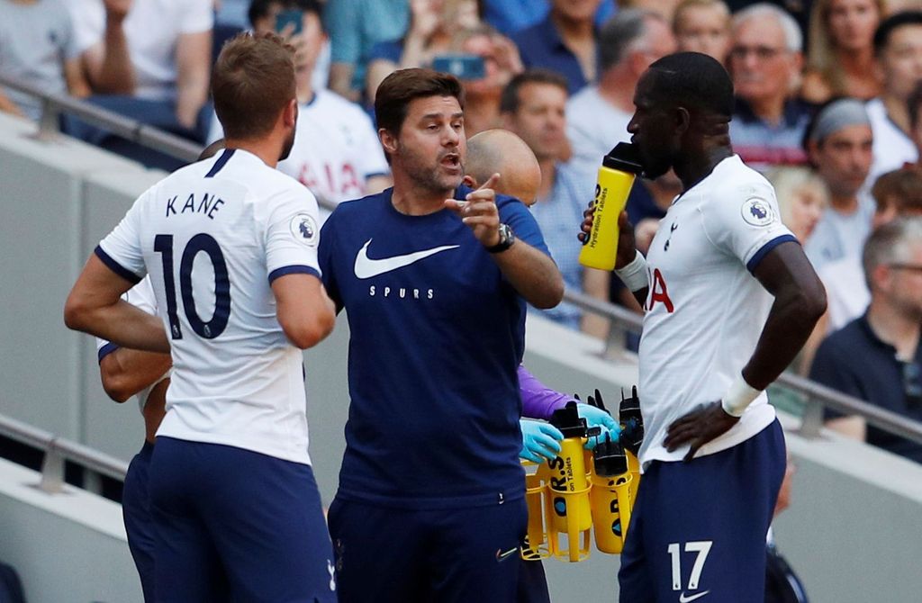 Soccer Football - Premier League - Tottenham Hotspur v Newcastle United - Tottenham Hotspur Stadium, London, Britain - August 25, 2019  Tottenham Hotspur manager Mauricio Pochettino speaks with Tottenham Hotspur's Harry Kane and Moussa Sissoko       REUTERS/Peter Nicholls  EDITORIAL USE ONLY. No use with unauthorized audio, video, data, fixture lists, club/league logos or 