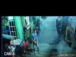 Aksi Tiga Pemuda di Surabaya Curi Motor Terekam Kamera CCTV