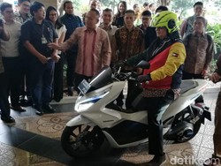 Menperin Jajal Motor Listrik ala Gojek, Motornya Langsung Ngacir!