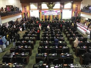 65 Anggota DPRD Sumbar Dilantik 65 Anggota DPRD Sumbar Dilantik