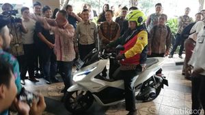 Menperin Airlangga Jajal Honda PCX Listrik