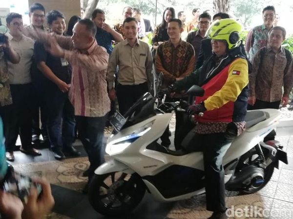 Menperin Airlangga Jajal Honda PCX Listrik