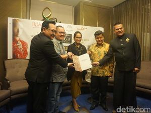 Vera Kebaya dan Darwis Triadi Rilis Buku Kebaya Merajut Hidup