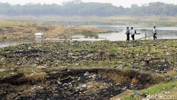 Sungai Citarum Surut, Sampah Pun Muncul