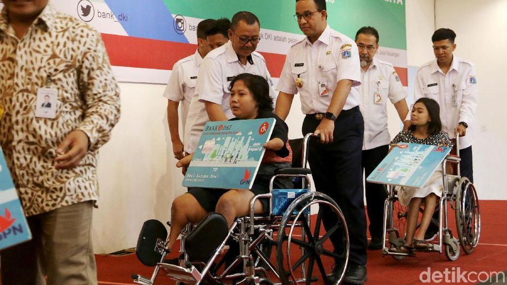 Anies Bagikan Kartu Penyandang Disabilitas Jakarta Anies Bagikan Kartu Penyandang Disabilitas Jakarta