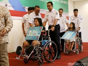 Anies Bagikan Kartu Penyandang Disabilitas Jakarta