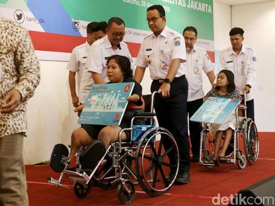 Anies Bagikan Kartu Penyandang Disabilitas Jakarta