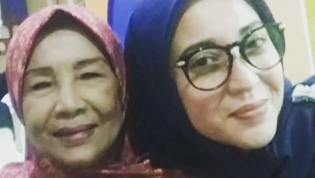 Devi Permatasari bersama mendiang ibunya