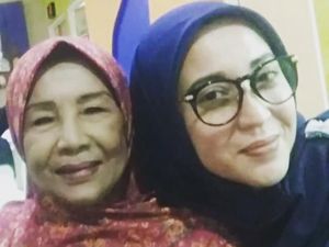 Devi Permatasari Ikhlas Lepas Kepergian Ibunda Devi Permatasari Ikhlas Lepas Kepergian Ibunda