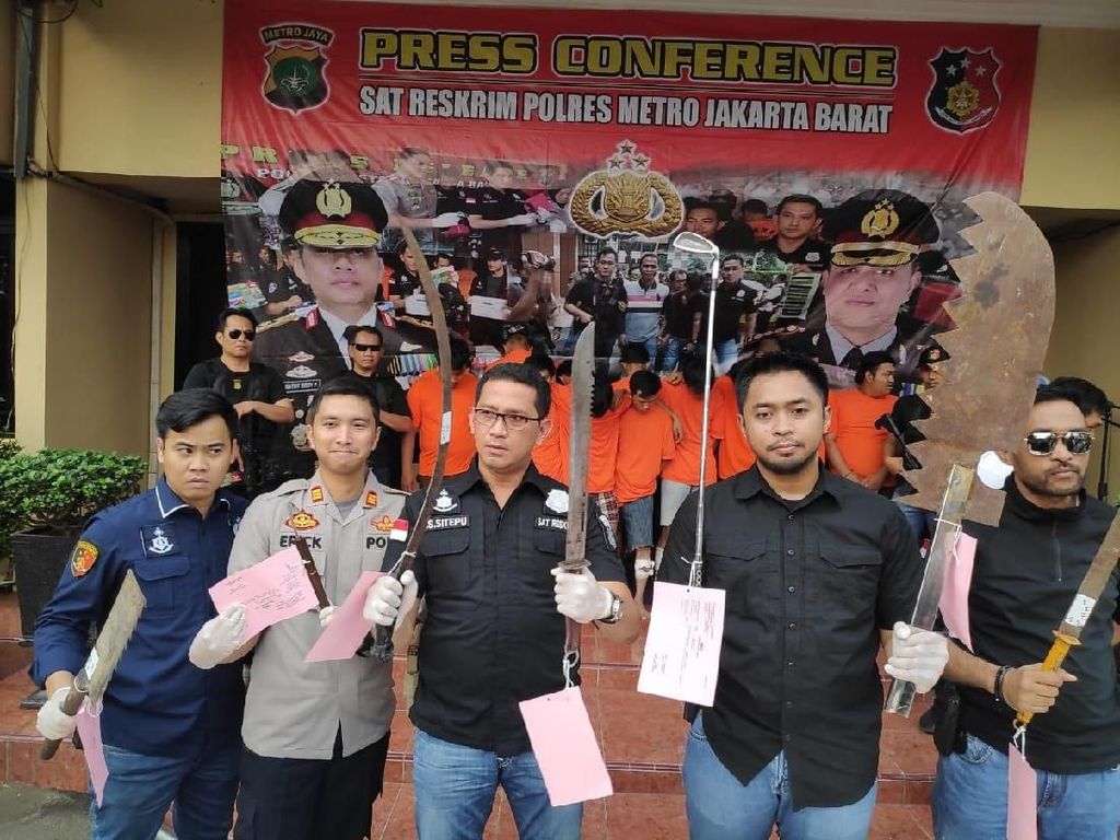 Polisi Tembak 5 Anggota Geng Motor Pelaku Tawuran di Jakbar Polisi Tembak 5 Anggota Geng Motor Pelaku Tawuran di Jakbar