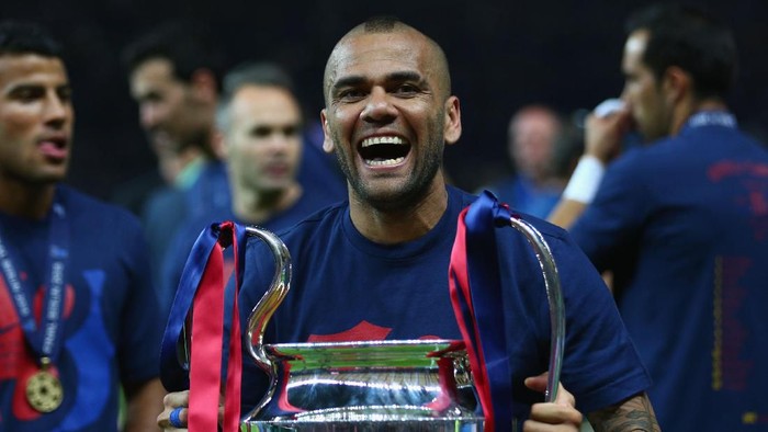 Dani Alves BERLIN, GERMANY - JUNE 06: Daniel Alves of Barcelona celebrates with the trophy after the UEFA Champions League Final between Juventus and FC Barcelona at Olympiastadion on June 6, 2015 in Berlin, Germany. (Photo by Paul Gilham/Getty Images)