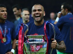 Di mana ada Dani Alves di situ pula ada trofi. Sebanyak 36 titel juara dikantongi bek veteran Brasil itu yang pernah bermain di Bahia, Sevilla, Barcelona, Juventus, dan Paris St. Gemain. Foto: Paul Gilham / Getty Images
