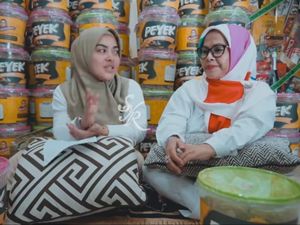Jualan Peyek, Ibu Syahrini: Kenapa Malu? Kita Bukan Ambil Hak Orang Jualan Peyek, Ibu Syahrini: Kenapa Malu? Kita Bukan Ambil Hak Orang