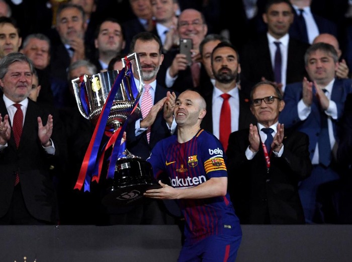 MADRID, SPAIN - APRIL 21: Andres Iniesta of Barcelona lifts the trophy in his last final for the club after his teams win during the Spanish Copa del Rey match between Barcelona and Sevilla at Wanda Metropolitano on April 21, 2018 in Barcelona, . (Photo by David Ramos/Getty Images)