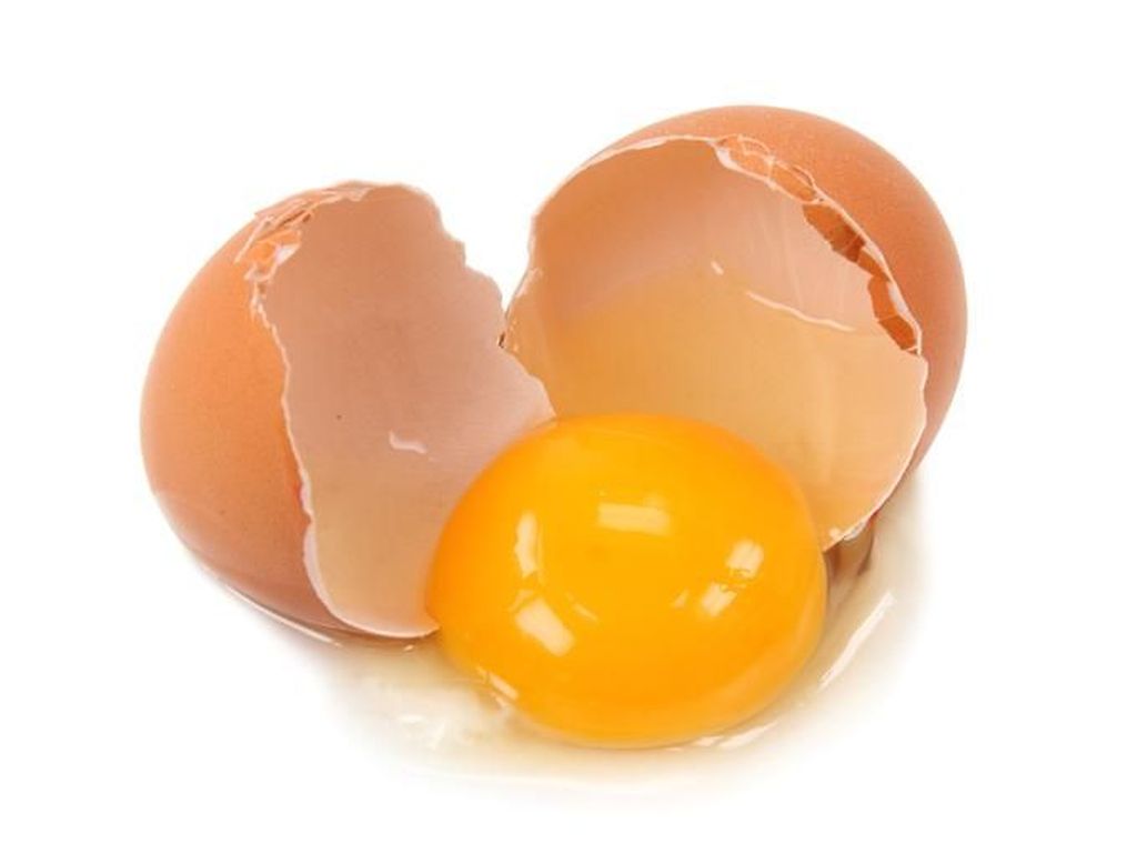 Makan Telur Mentah, Sehat atau Justru Berbahaya?