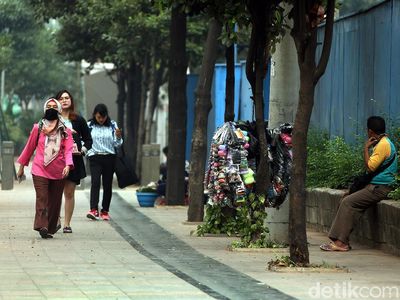 Duh, PKL Mangkal Lagi di Pedestrian Sudirman