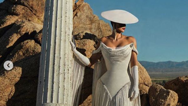 Pose Kim Kardashian di Majalah Arab