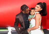 Panggil Suami Kylie Jenner Sudah Menikah Dengan Travis Scott Showbiz Liputan6 Com [ 379 x 673 Pixel ]