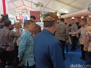 Tinjau Pameran Ritech Expo, JK Bawa Oleh-oleh 8 Buku PLN
