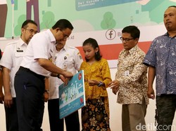 Video: Anies Bagikan Kartu Penyandang Disabilitas Jakarta