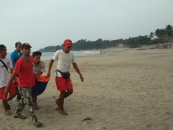 Tiga Santri Terbawa Arus Ombak di Serang, 1 Tewas dan 1 Hilang