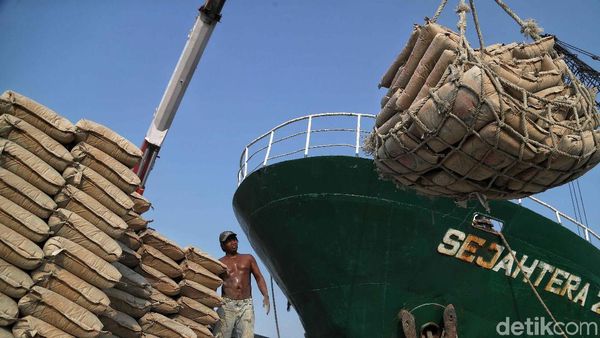 Melihat Aktivitas Bongkar Muat Semen di Pelabuhan Sunda Kelapa