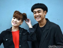 Video: Dwi Andhika Setia Dampingi Chika Jessica yang Sedih karena Ibunda Stroke